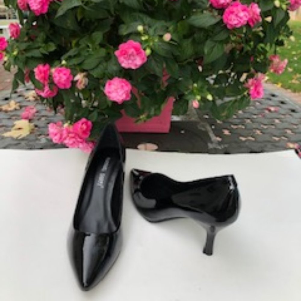 Brand Raphael Sarti! Women's Black Patent Leather Pump. Heel Height Medium.